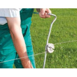 Utilización de la manilla de tensor giratorio para alambre de cerca eléctrica en instalaciones ganaderas de pasto.
