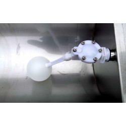 Válvula con boya regulable, montada en un bebedero volteable inox para ganado