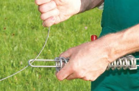 instalacion de tensor de muelle en un cercado de pasto ganadero